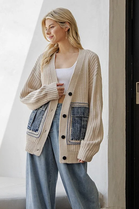 Trendy and versatile KNIT CARDIGAN WITH DENIM POCKETS - OATMEAL