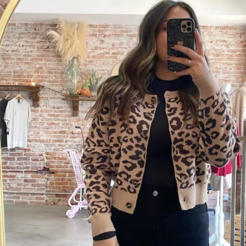 Knitted Design Looking Back Leopard Print Cardigan Top
