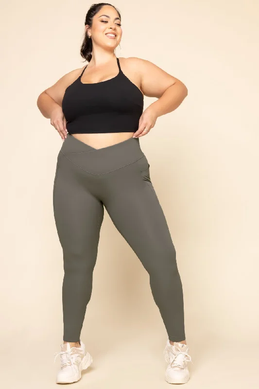 Casual Chic Crisscross Hourglass® Leggings with Pockets - English Ivy